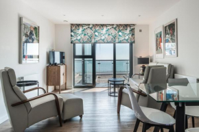 Beachside: New two bedroom apartment with parking